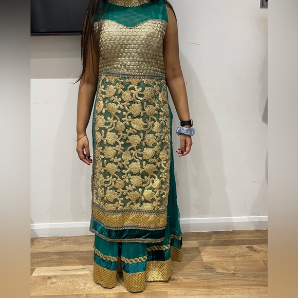Womens indian outfit anarkali suit/dress size 8/10. Green and gold. - Picture 5 of 7